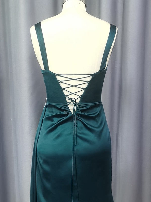 Robes en satin à bretelles froncées sans manches avec traîne